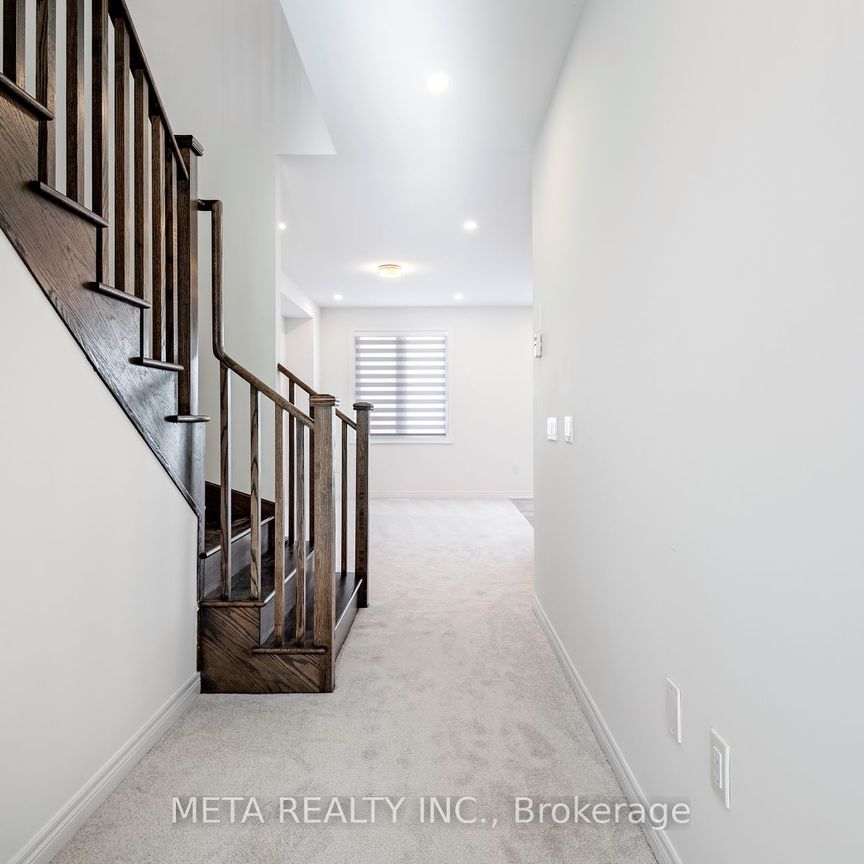 Townhouse For Lease | X8131328 - Photo 1