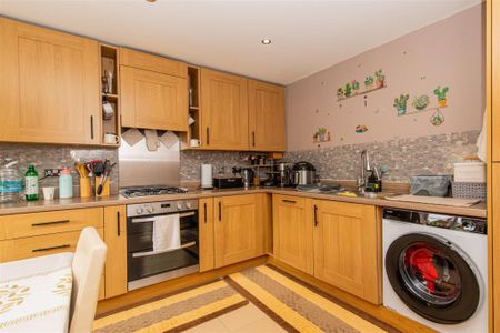 4 bed House To Let - Photo 4