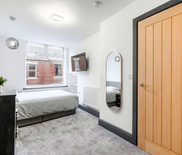 Beautifuly decorated 9 bed property. With communal living space and... - Photo 1