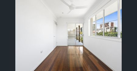 Coastal dual-level family home in central Palm Beach - Photo 5