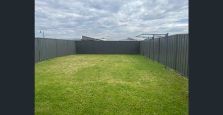 NEAR NEW - 3 Bedroom Home with Water Usage Included - Photo 3