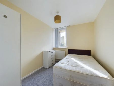 4 bedroom flat in London - Photo 4