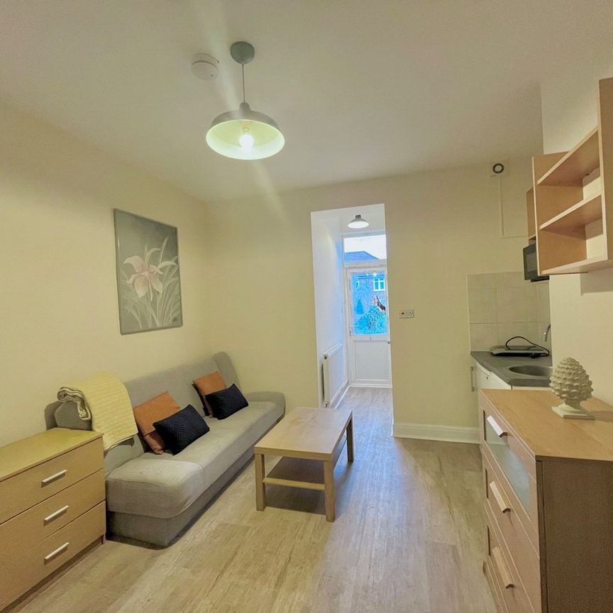 Studio Flat, Lo, W3 - Photo 1