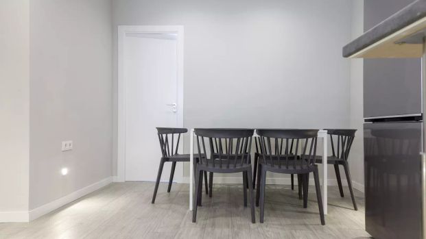 Room in a shared 4-bedroom apartment for rent in Mestalla, perfect for professionals and students. - Photo 1