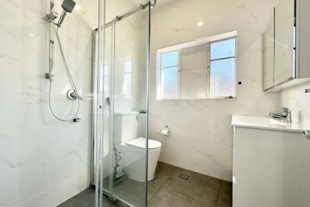 Beautifully presented family home set in prime location, offering both comfort and convenience - Photo 2