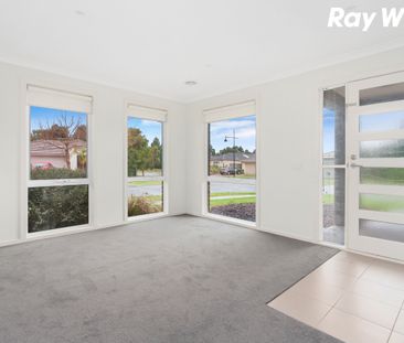 LOVELY FAMILY HOME! - Photo 5