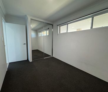 Beautiful Coastal Home in Catalina Beach Estate, Mindarie! - Photo 3