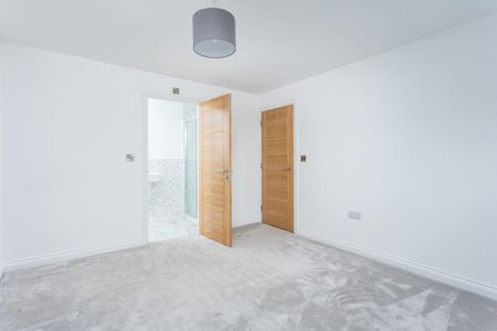 4 bedroom semi-detached house to rent - Photo 4