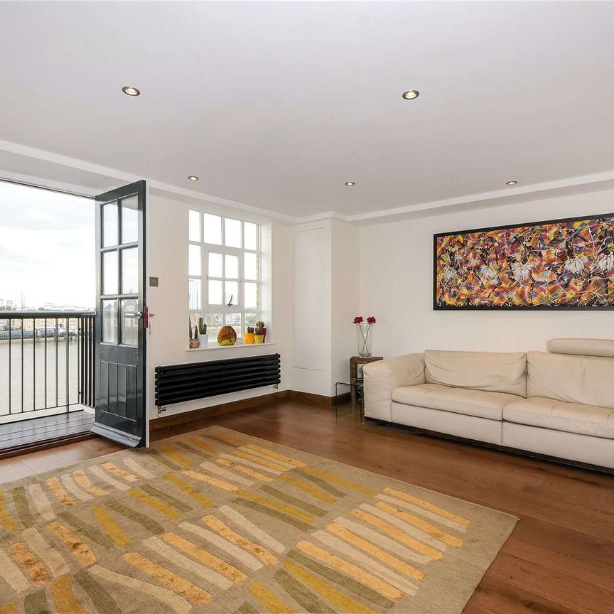 SHORT LET A beautifully appointed, two bedroom apartment, situated on the 4th floor of this popular, river fronted warehouse, located in central Wapping. - Photo 1