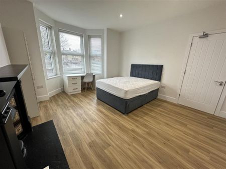 1 bedroom in a house share to rent - Photo 2