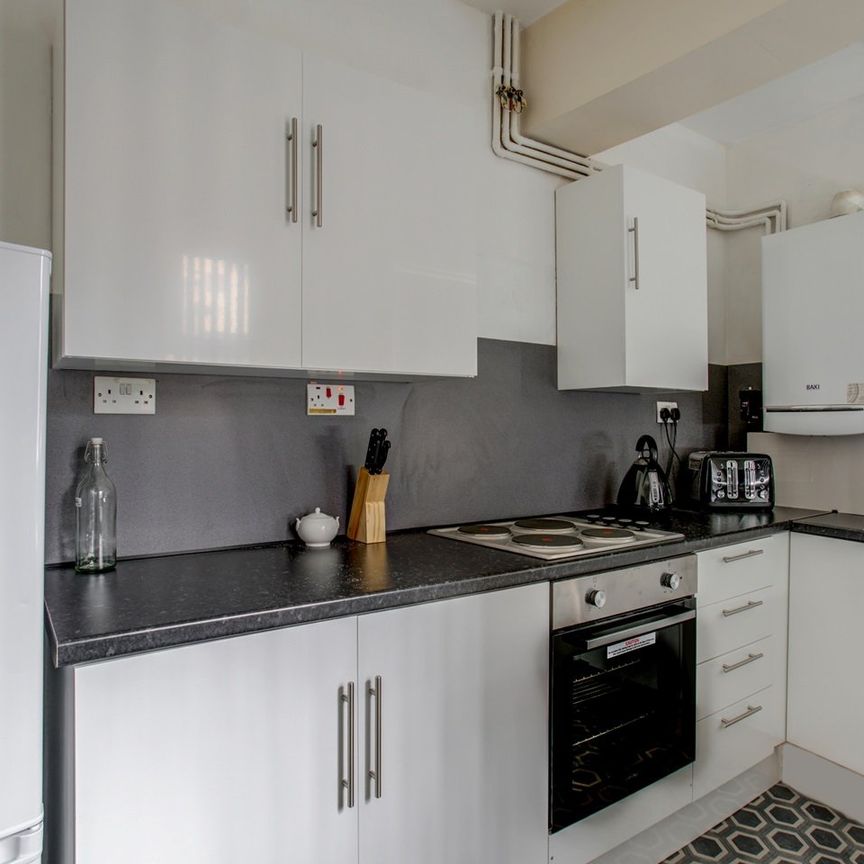 Room in a Shared House, Coronation Street, M5 - Photo 1