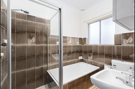 Charming Two-Bedroom Half House in a Prime Tree-Lined Street - Photo 5