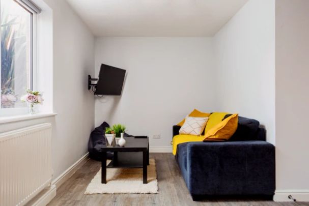 Five Bed Flat - Photo 1