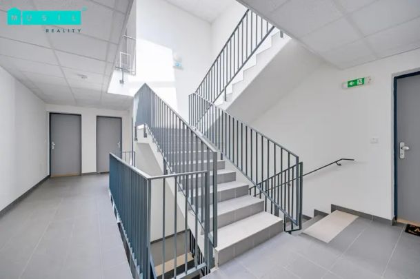 Pronájem krásné novostavby bytu s terasou nacházející se na ulici Věry Pánkové v Olomouci. - Fotografie 1