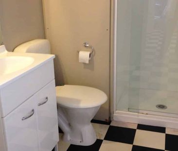 Charming 2 Bedroom Apartment In Excellent Location! - Photo 3