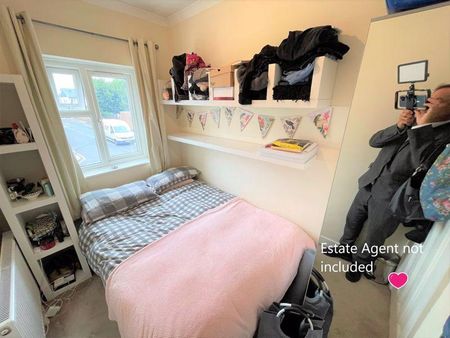 4 bedroom end of terrace house to rent - Photo 2