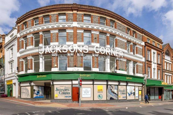 A top floor penthouse apartment to rent in this modern building in the heart of Reading's town centre with balcony. - Photo 1