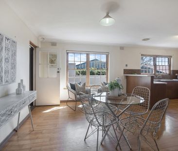 Delightful Spacious Family Home – Superb Location! - Photo 2