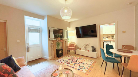 2 bedroom flat to rent - Photo 2
