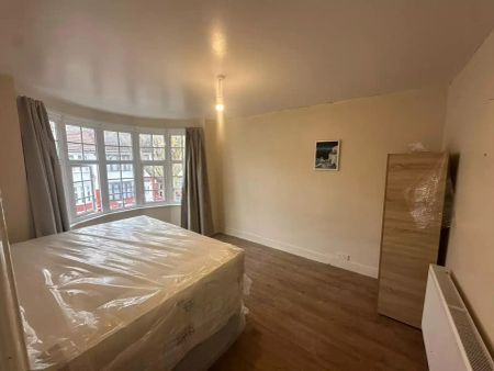 6 Bedroom 2 Bathroom Apartment - Photo 5