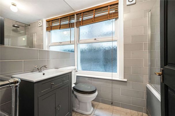 One bedroom flat within a period conversion with private garden. - Photo 1