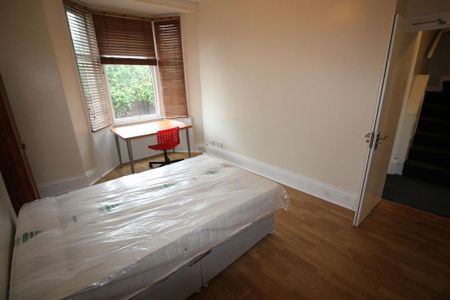 3 bedroom flat to rent - Photo 2
