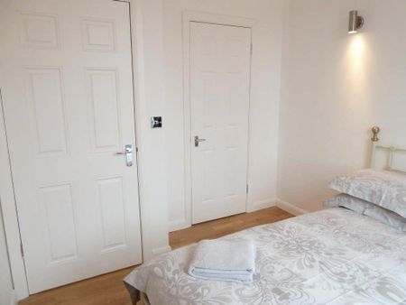 Woodcote Road, Epsom, Surrey, KT18 7QS - Photo 2