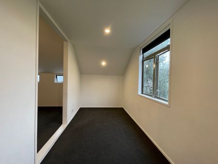 Trendy Townhouse Haven - Photo 2