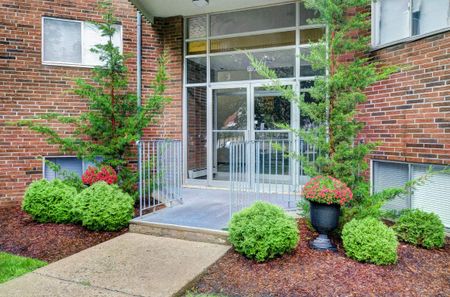 Olympia Court Apartments - ALL INCLUSIVE - Photo 4