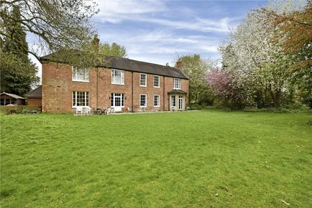 First floor period apartment with spacious accommodation in beautiful village of Cookham - Photo 5