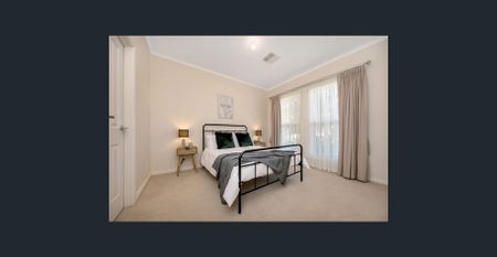 WELL PRESENTED & MAINTAINED COURTYARD HOME IN GREAT CONVENIENT LOCATION - Photo 2