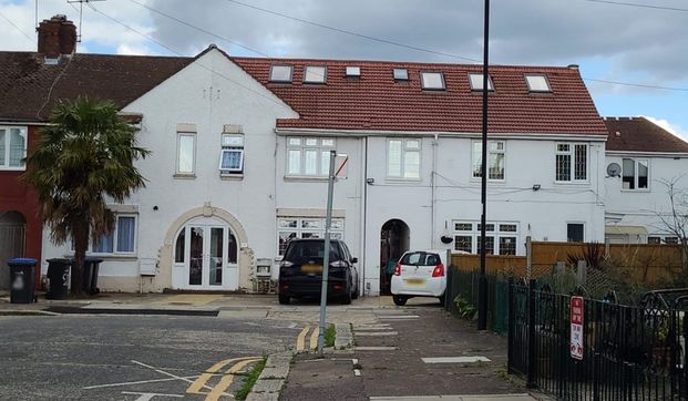 Lansbury Avenue, Edmonton, London N18 - Photo 1