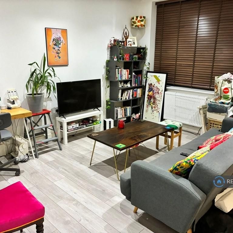 1 bedroom in a flat share to rent - Photo 1