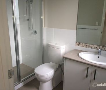 Stylish Three-Bedroom Villa in a Prime Location - Photo 6