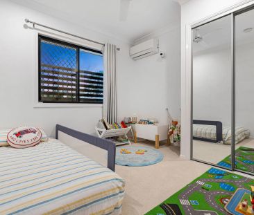 Modern Townhome Living with Private Balcony & Courtyard - Photo 4