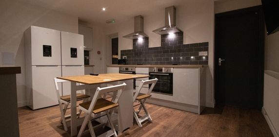 OX Living is proud to present this high-quality 6-bedroom co-living property, perfect for working professionals looking for stylish, stress-free living. Room 6 - Photo 2