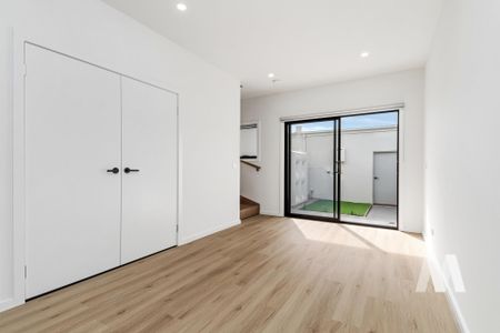 15 Rakia Walk, Fraser Rise VIC 3336 - Townhouse For Rent | Domain - Photo 5