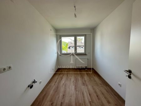 Erstbezug nach Modernisierung von großzügiger Wohnung im 1. OG mit großem Balkon - Foto 2