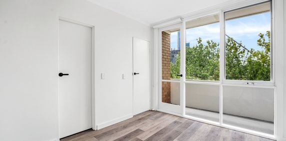 Sunny top floor apartment - Photo 2