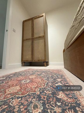 1 bedroom in a flat share to rent - Photo 3