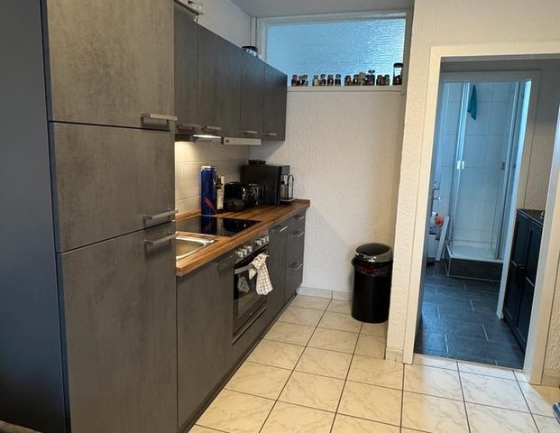 Zentrale, lichtdurchflutete Altbauwohnung mit moderner Küche - Photo 1