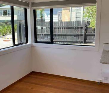 Pet Friendly Family Home in Massey - Photo 3