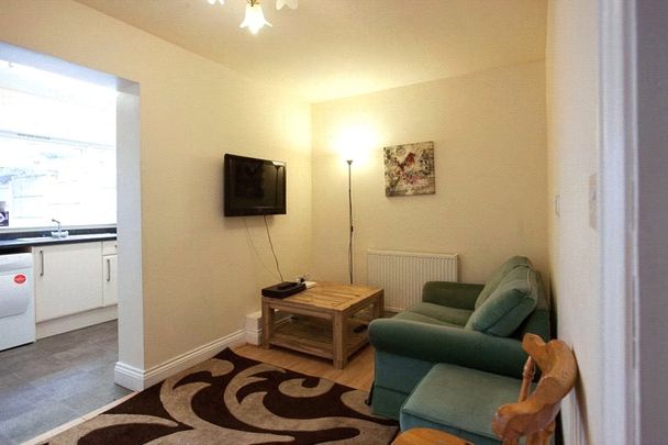 Magna Road, Englefield Green, Egham, Surrey, TW20 0PN - Photo 1