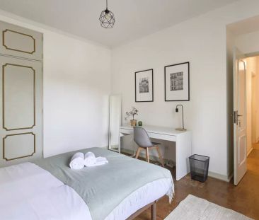 Room in a shared 7-bedroom apartment for rent in Lisbon - Foto 2