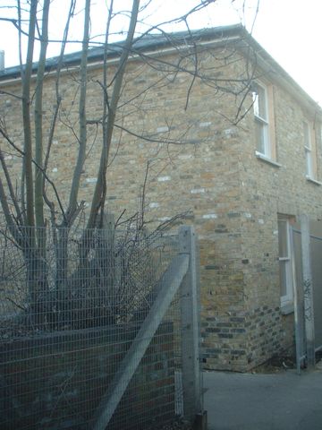 Cracking 2 bed flat with garden to Let in top location in Barnes - Photo 2