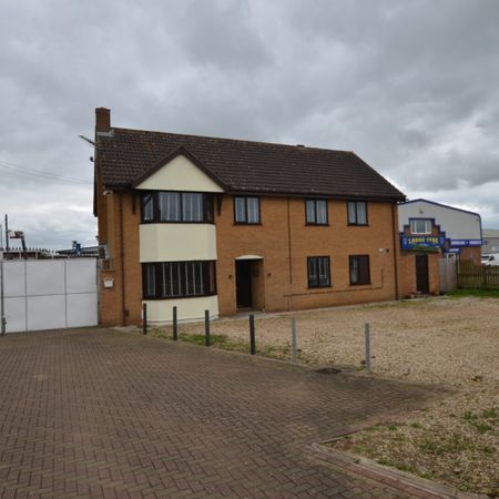 St Eves House, Peterborough, PE1 - Photo 4