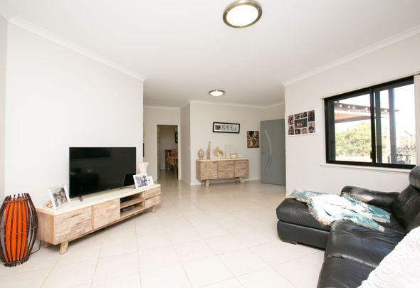 STUNNING FAMILY HOME - 4x2 + Pool - Photo 1