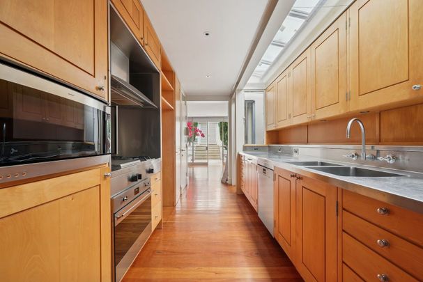 Charming Period Terrace in Woollahra: A Spacious Home with Classic Appeal - Photo 1