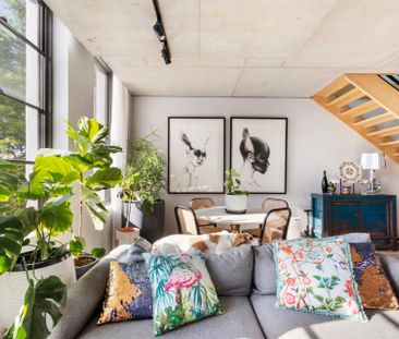 Split Level Contemporary Warehouse Conversion - Photo 4