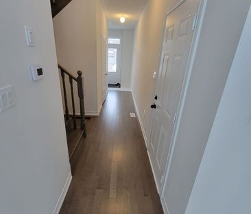 Townhouse For Lease | X8030976 - Photo 2